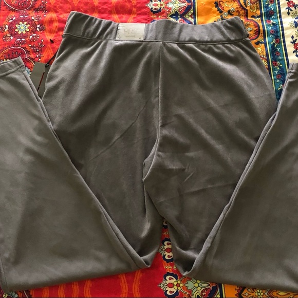 ONE byCHAPTER ONE LADIES DRESSY JOGGERS.THE MATERIAL FEELS VELVETY VELOUR.NWT!🔥 - Picture 3 of 6